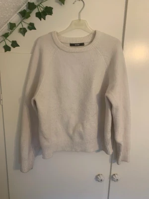 Vit stickad tröja från Bik Bok - Säljer en vit stickad tröja från bik bok! Materialet är soft vilket gör den bekväm att ha på sig, passar perfekt till allt🩷