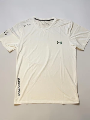 Vit sport t-shirt från Under Armour - Vit sport t-shirt från Under Armour. Tröjan är nästan aldrig använd och den är i strl M. Skriv vid fler frågor