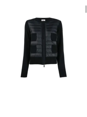 Moncler cardigan  - SÖKER en svart moncler cardigan i strl S eller M men helst M!!💕 skriv privat ifall ni har en ni skulle kunna tänka er att sälja 