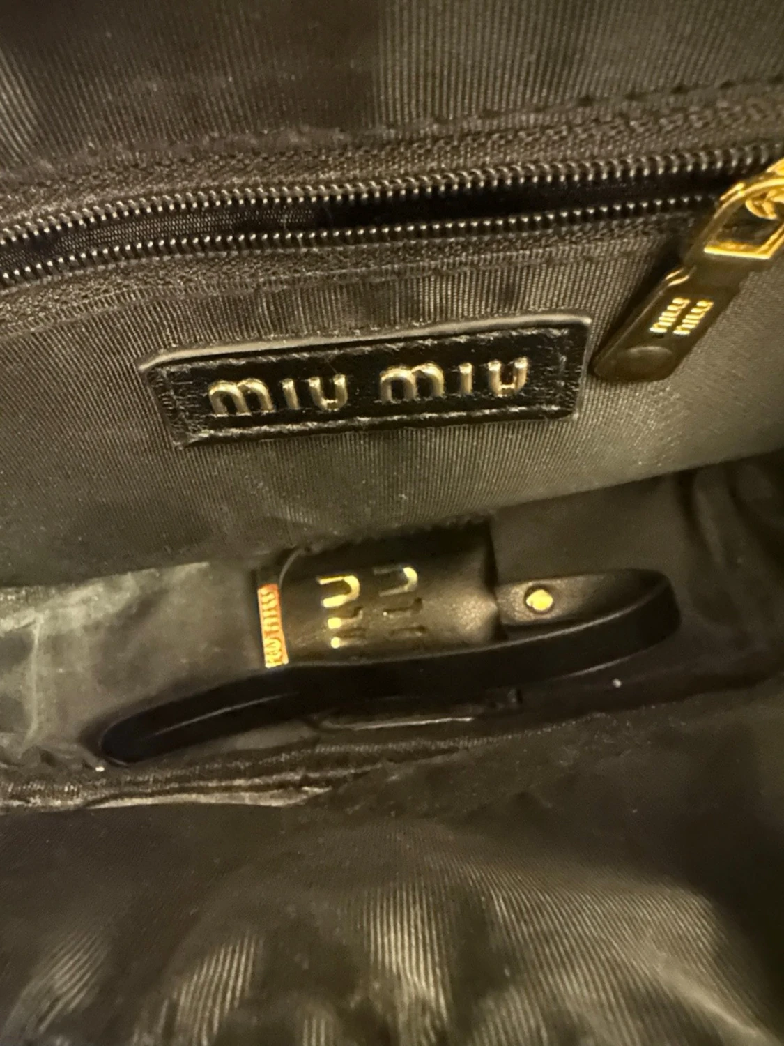 Svart quiltad handväska från Miu Miu - 3