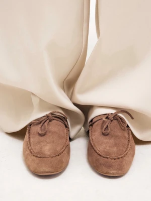 Bruna mockaloafers från NA-KD - Snygga loafers i brun mocka från NA-KD med klassisk design och dekorativ knytdetalj framtill. Skorna har rundad tå och synliga sömmar som ger en avslappnad men stilren look. Perfekta för dig som gillar en tidlös och trendig stil. Aldrig använda då dem var för smala för min fot 