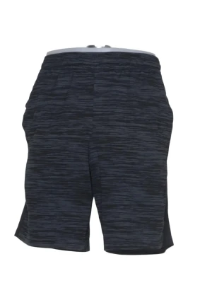 Svarta träningsshorts med mönster - Snygga svarta träningsshorts med diskret mönster i grått. De har elastisk midja och är tillverkade i ett lätt och bekvämt syntetmaterial som passar perfekt för aktiva dagar. Shortsen har en normal passform och är riktigt sköna att röra sig i.