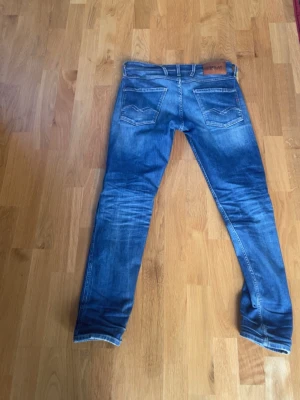 Blå slim fit jeans från Replay  - Blå snygga slim fit från replay