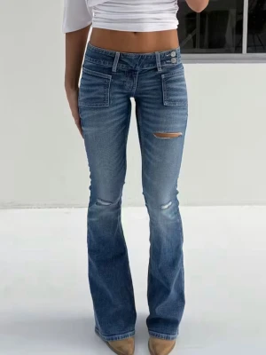 Blå bootcut jeans från Gina - Säljer dessa trendiga jeans från gina i storlek Xs tall, då dom tyvärr inte kommer till användning. Super fint skick använt max 1-2 gånger.💓💓