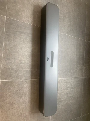 JBL Soundbar 2.0 - Snygg svart trådlös soundbar från JBL med stilren och avlång design. Tillverkad i plast och metall, perfekt för att boosta ljudet till TV eller musik. Utrustad med HDMI och USB-portar för enkel anslutning. Passar dig som vill ha kraftfullt ljud och modern look. Den är använd ett par gånger men funkar fortfarande galant och har ett väldigt bra ljudsystem!