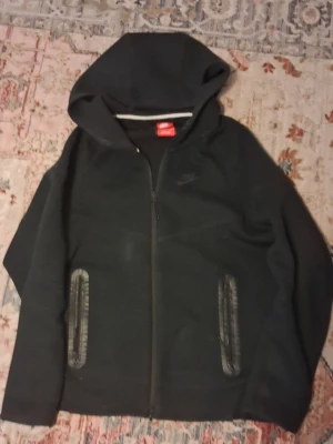 Svart Nike Tech Fleece - Svart fin nike tech passar alla väder och många fickor, Storlek M men kan också passa S, Passar mest 177-184, Skriv om ni har frågor