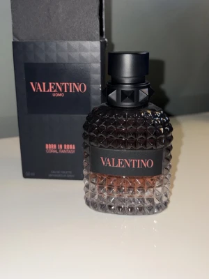 Valentino Uomo Born In Roma parfym - Valentino Uomo Born In Roma Coral Fantasy. Säljer för jag aldrig använder den. Har sprutat typ 10 gånger av den så de är typ 47/50 ML kvar, pris kan diskuteras!