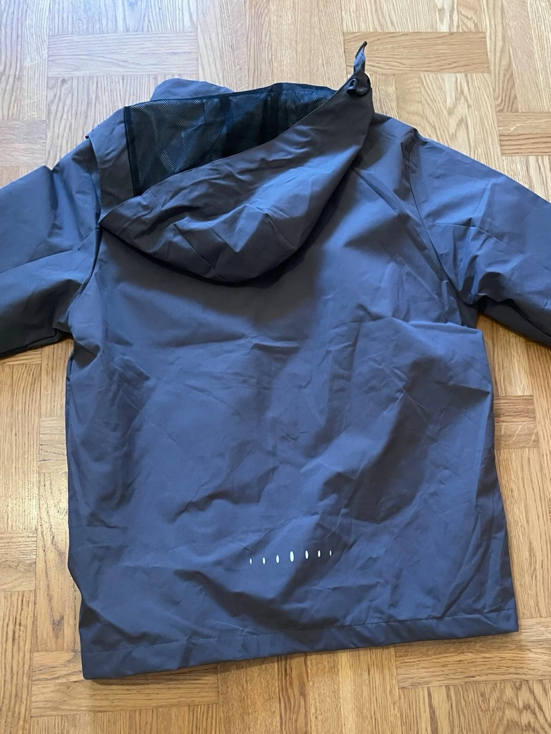 Mörkgrå vindjacka från Under Armour - 1