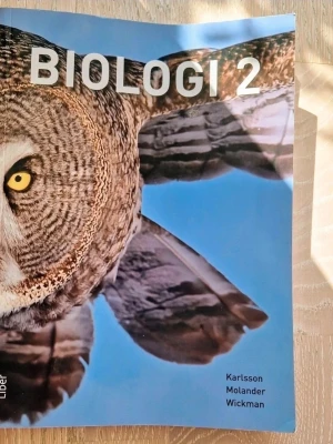 Biologi 2 kursbok av Karlsson - Kurslitteratur Biologi 2. Författare är Karlsson, Molander och Wickman. Perfekt för gymnasiet eller komvux. Boken är som ny, tryckt på papper och har mjukt omslag.