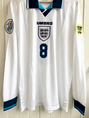 Paul Gascoigne - England - EM 1996 - Säljer en klassisk fotbollströja, Paul Gascoigne  långärmade engelska hemmamatchtröja från EM 1996. Tröjan är en reprint i nyskick.   Storlek: XL men motsvarar mer L/XL.  #fotboll
