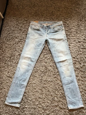 Dondup George skinny fit - Säljer ett par dondup George i skinny fit W34 i mycket bra skick. Nästintill alldrog använde. Skirv om du har frågor💥