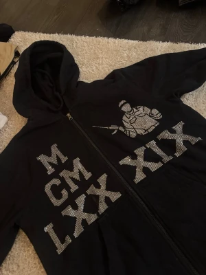 South West tröja  - Svart huvtröja ifrån South West. Modell - Parry Sweat. Mycket fint skick, använd 1 gång. Finns ingen storlek men skulle säga att den passar M/L 