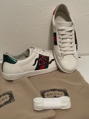 Gucci ace snake  - Ett par Gucci ace skor som är nästan nyskick(allt i bild följer med/ingen box\) ändå tecknet på användning är smuts på undersidan och minimal slitning på vänster skons insida(sista bilden) pris går att diskutera vid snabbköp. Innermått 28cm