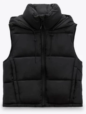 Svart dunväst med hög krage - Snygg svart dunväst med hög krage och dragkedja framtill. Västen har två sidofickor med dragkedja i strl xs 