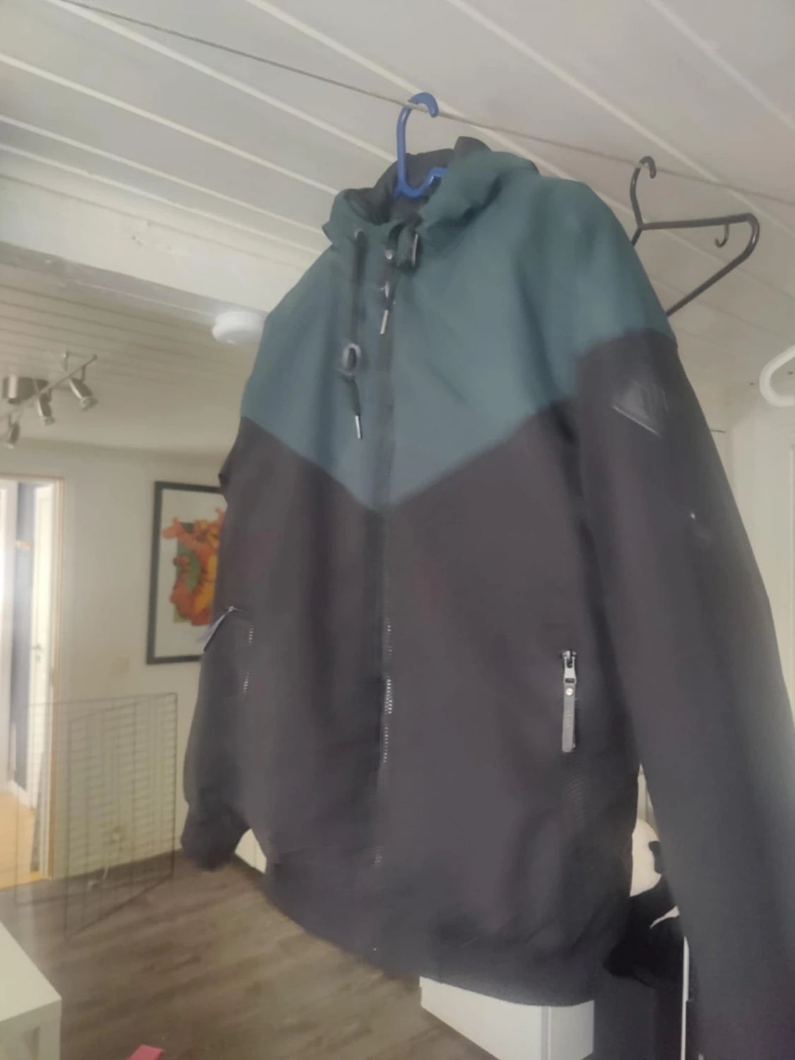 Svart och mörkgrön vindjacka med huva - 1