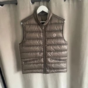 Moncler GUI Gilet Vest - Moncler Gui Gilet Vest ForSale Retail:9260kr  9/10 (perfekt skick)  storlek:4/L 