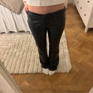 Svarta skinnbyxor med snörning - Står ej något märke i dom tyvärr eller storlek men skulle aäga att dom passar xs-s💞