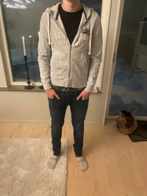 Lexington zip grå - Tja säljer en Snygg ljusgrå ziphoodie från Lexington med dragkedja framtill och tryckt logga på bröstet. Modellen har huva och två fickor fram. Perfekt för en avslappnad och stilren look. Storlek M och passar bra på mig som är 183 ish🤩skick 10/10😁har du mer frågor eller funderingar är de bara att höra av sig🙌🏼mvh premium fashion 