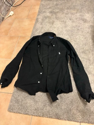 Ralph lauren skjorta - Bra skick. Storlek M men passar mer som S. För fler bilder eller frågor är de bara att skriva 