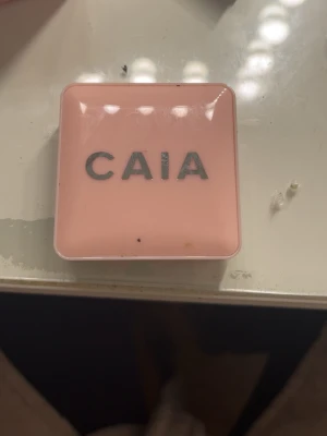 CAIA puderrouge - Säljer ett puderrouge från CAIA i wild strawberry. Kommer i en fyrkantig, ljusrosa plastförpackning med spegel i locket. Perfekt för att ge kinderna en fräsch och naturlig glow.