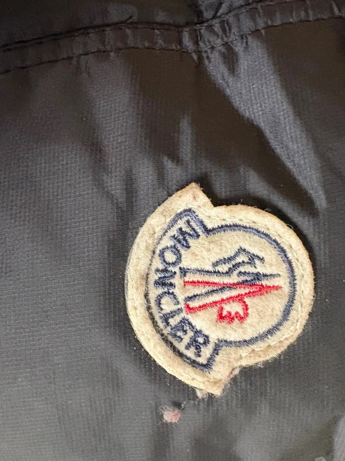 Svart Moncler dunjacka med pälskrage - 3