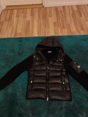 Moncler cardigan  - Tja säljer nu min svart moncler cardigan i storlek 1=s riktigt fett riktig soklart. Säljer den för att den har slutat passa mig säljer den för 2000 men jag kan sänka mig i pris skriv om funderingar 😁