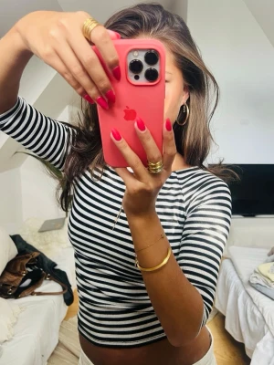 Apple silikonskal magsafe - Apple orginal silikonskal i färg Guava. Passar iphone 15 pro max. Har en liten missfärgning i hörnet men inget som syns tydligt (se sista bild)! Annars är den som ny utan defekter. Orginalpris - 695kr