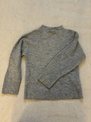 Stickad tröja  - Säljer en stickad tröja från Lindex. Tröjan kommer i jättefint skick! Säljer då de inte passar mig! 💌