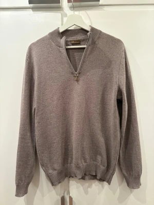 Beige halvzip tröja från stenströms  - Fin halvzip från stenströms. Väldigt bra skick. 