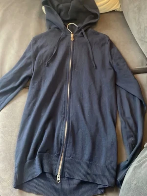 Mörkblå hoodie med dragkedja - Snygg mörkblå kaschmere zip  från stenströms i storlek S. 100% caschmere ny pris över 2000kr ny skick använt 3-4 gånger endast. Passar 170-180