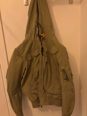 Grön Parajumpers vindjacka med huva - Beige/grön vindjacka från Parajumpers