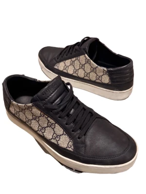 Gucci skor - Snygga sneakers från Gucci med klassiskt GG-monogram i beige och mörkblått. Skorna har ovandel i canvas och läderdetaljer, samt vit sula. Perfekta för dig som vill ha en lyxig och trendig look med streetkänsla. Låda och dustbags! 🔥🙏