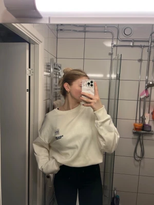 Vit oversized sweatshirt från Lee - Säljer en vit oversized sweatshirt från Lee med tryck på både bröstet och ryggen. Tröjan har en relaxed fit och är gjord i mjukt material, perfekt för en chill look. Stora blå texter på ryggen ger en cool vintage-vibe. Passar dig som gillar streetwear.