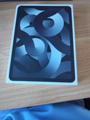 Apple iPad Air grå surfplatta - Snygg och tunn iPad Air från Apple i rymdgrå färg. Surfplattan har en stilren design med rundade hörn, stor skärm och en kamera på baksidan. Perfekt för surf, spel och streaming. Levereras i originalkartong. Priset kan diskuteras vid dm.