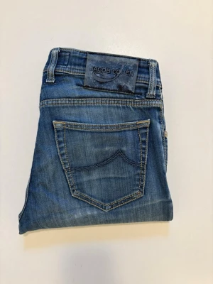 Jacob Cohen jeans - Blåa Jacob Cohen jeans //  Modell: 622 comfort //  Storlek 30 //  Mått  Midja bredd 39cm  Längd 96cm  Innerben längd 73cm  Lårvidd 24cm  Benöppning 14cm  Skriv vid minst fråga eller fundering💯🤝