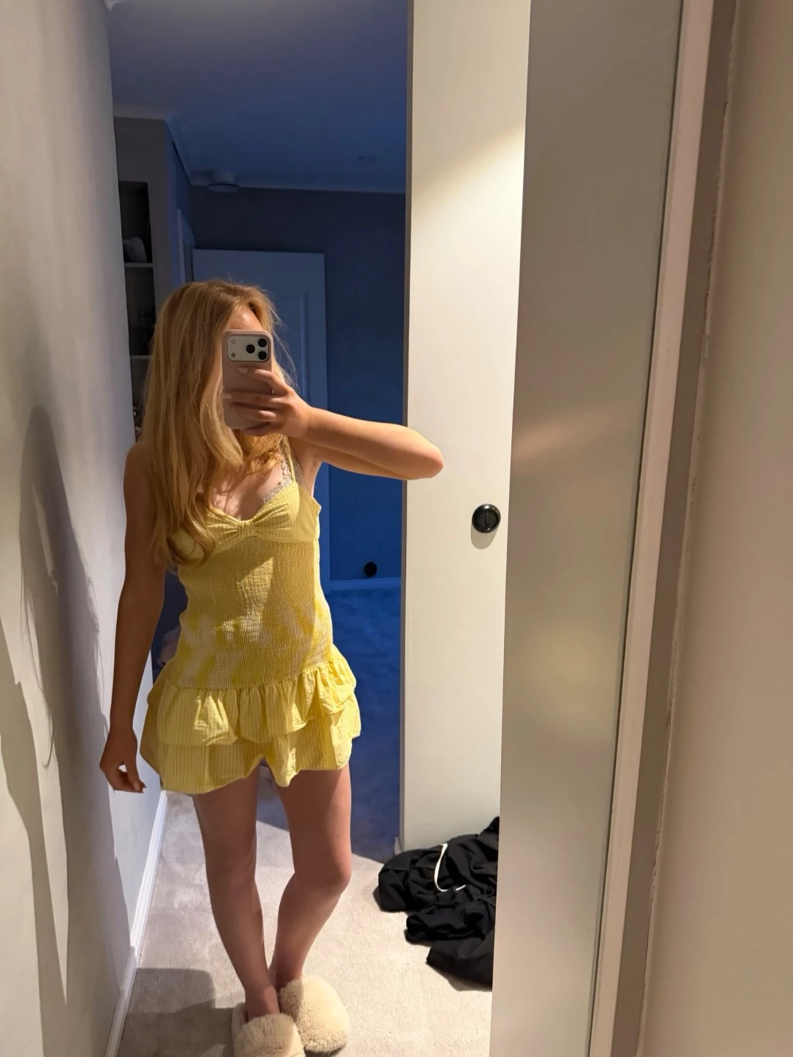 Gul kort klänning med volang