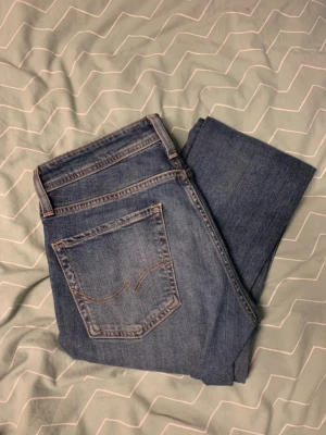 Jack&Jones jeans - Säljer ett par feta Jack&Jones jeans som är slim fit. Riktig snygg blå och klassisk design. 