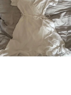 Studentklänning från Bubbleroom  - Fin studentklänning från Bubbleroom som går ovanför knäna. Enkel design, men väldigt fin på. Stl 34. Använd 2 gånger på studenten.