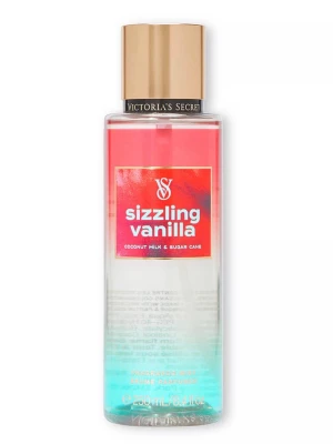 Ny! Victoria's Secret Sizzling Vanilla mist - Helt ny! Fräsch body mist från Victoria's Secret i doften Sizzling Vanilla med inslag av kokosmjölk och sockerrör. Flaskan är cylinderformad med guldigt lock och har en snygg färgskiftning från rött till blått. Perfekt för dig som gillar söta och tropiska dofter. INGA SKAMBUD TACK!!!