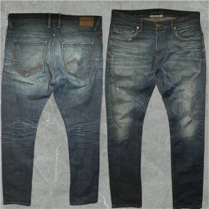 Vintage Jeans - Riktigt snygga vintage jeans från Tom tailor. Storlek 32/34. Mått: midja45cm längd 110cm fotvidd 17cm. Jeansen har slitningar och en liten skada på höger framficka. Modellen är 183cm. Skriv vid funderingar💬