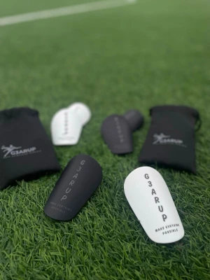 G3ARUP benskydd svart och vit - Snygga och smidiga benskydd från G3ARUP i svart och vitt. Lätta och kompakta med texten 'MAKE EVERYTHING POSSIBLE' tryckt framtill. Perfekta för fotbollsträning eller match. Levereras med praktisk svart förvaringspåse. Väger i princip ingenting samt skyddar på ett tillräckligt område. Finns i färg vit och svart, köps per par!