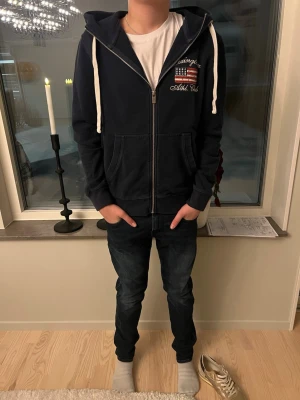 Svart zip hoodie från Lexington - Tjenaret! Säljer nu en riktigt stilig zip hoodie från Lexington i storlek M! Mycket bra skick inga defekter, killen på bilden är ca 170 och den sitter bra på han. Hör av dig vid minsta fundering MVH Premium fashion 🤩