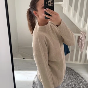 Beige stickad tröja med rund hals - Beige stickad tröja, använd endast vid ett tillfälle💕