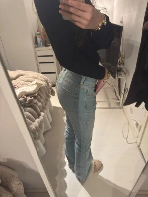 Ljusblå raka jeans med låg midja - Säljer ett par ljusblå jeans med låg midja och raka ben. Klassisk femficksmodell med ljusa sömmar och avslappnad passform. 