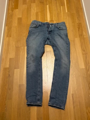Nudie jeans  - Schyssta nudie jeans i modellen grim tim, storleken är 30/30. Finns små hål på jeansen därav priset. Men går nog att laga hyfsat enkelt!