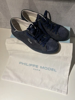Philippe Modell (ÄKTA) - Gör lumpen just nu så kommer ej till användning. Mycket bra skick och knappt använda, säljs de inte behåller jag. 42. 