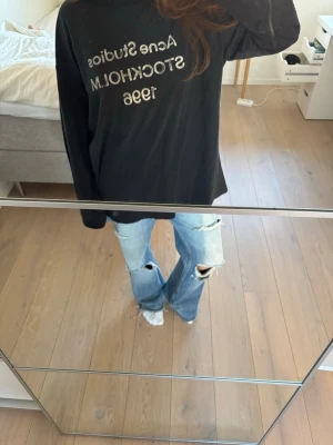 Acne Studios tröja - Svart långärmad tröja från Acne Studios. Tröja är i storlek M och har använts fåtal gånger. Perfekt för en cool och enkel outfit❤️❤️