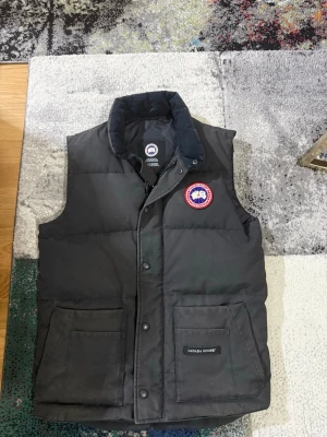 Canada goose väst  - Västen är äkta och i fint skick utan några hål eller skador. Den är endast smutsig och skulle må bra av en kemtvätt, men annars fullt användbar.   Storlek XS, vilket är svårt att få tag på och passar perfekt för dig som söker en. 