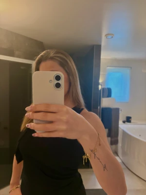 Svart asymmetrisk topp - Snygg svart topp med ärmlös design och asymmetrisk axel.Fint skick🖤