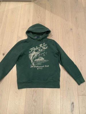 Ralph Lauren "Key West" hoodie - Säljer denna feta och sällsynta Ralph Lauren hoodien som inte tillverkas längre. Storlek M. Skriv för frågor och intresse. Inga defekter.